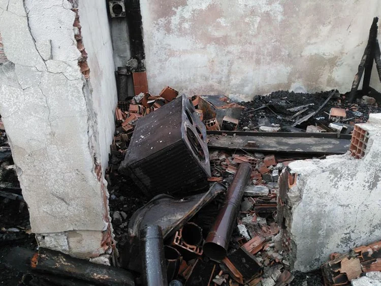 Beykoz Gümüşsuyu Mahallesi’nde bir ev yandı. İtfaiyenin dar sokaklara yenik