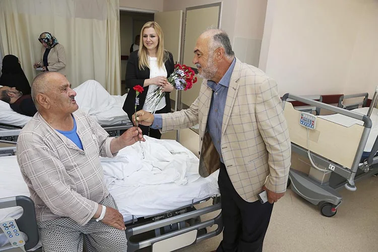 Beykoz Belediye Başkanı Yücel Çelikbilek'in temsilcileri Devlet Hastanesi’nde yatan hastalara