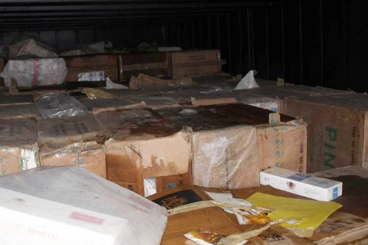 Kanlıca Sahiline vuran kaçak içki şişeleri ve sigara paketleri gören