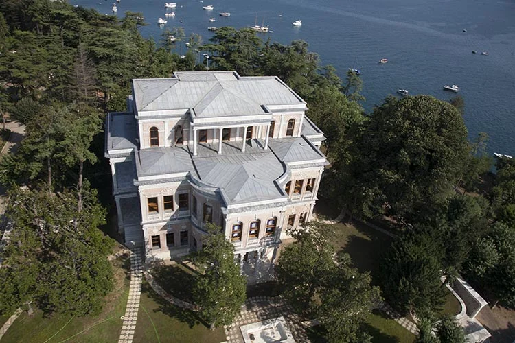 Genelde sarayların talihi iyidir, herkesin ilgi ve hayranlığını çekerler.