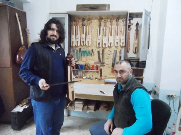 Beykoz Çiftehavuzlar’da faaliyette bulunan kemençe atölyesi, Kemençe ustası Ayhan Kaya