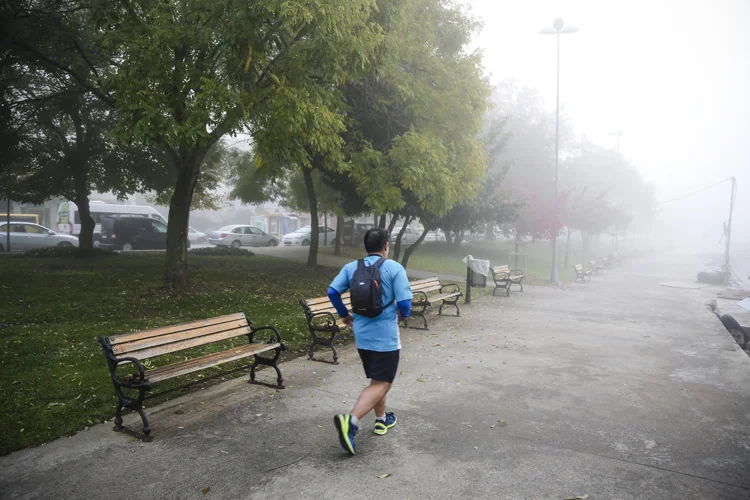 İstanbul Boğazı'nda kısıtlı görüşe neden olan sis, deniz ulaşımını etkilerken