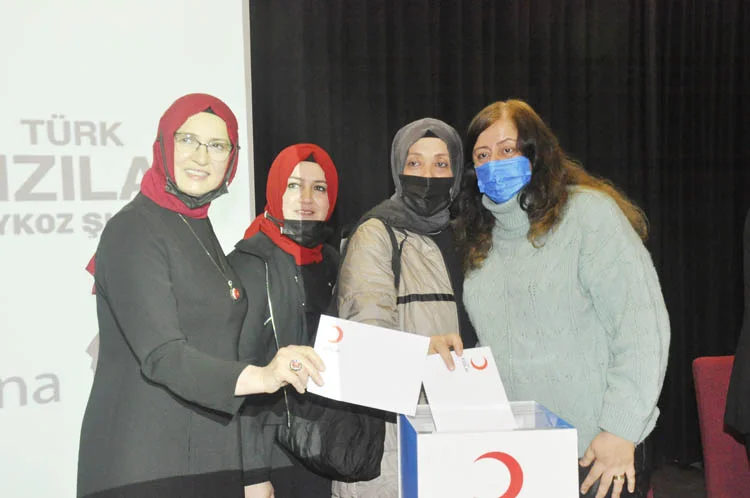 Türk Kızılayı Beykoz Şubesi'nin olağan Genel Kurul toplantısında mevcut Başkan