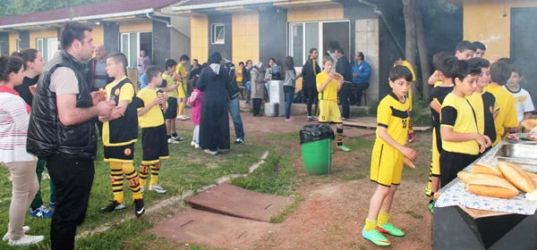 Beykoz 1908 A.Ş. Altyapı Komitesi İbrahim Kelle Stadı’nda bir mangal