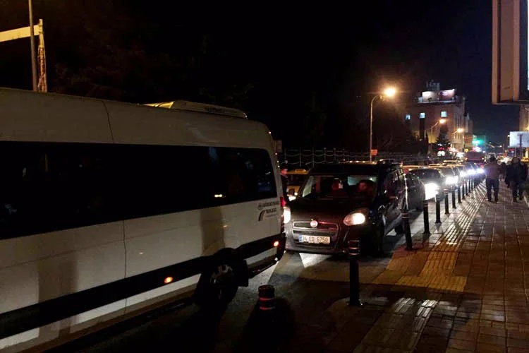 Akşam saatlerinde Beykoz Soğuksu yolu üzerinde meydana gelen zincirleme trafik