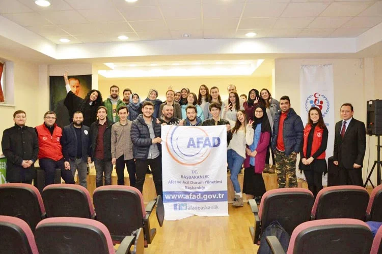 Katıldıkları Temel Afet Eğitimi’ni tamamlayan Beykoz Üniversitesi öğrencileri, okul bünyesinde