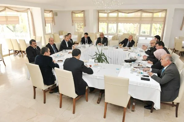 Belediye başkan aday adaylarıyla bilgilendirme toplantısında bir araya gelen ve