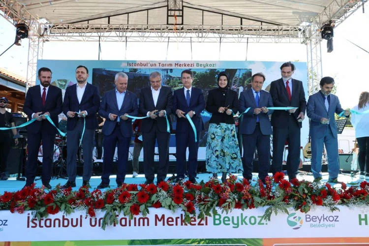 Beykoz Belediyesi'nin tarım projelerinin açılışı Mustafa Ceceli konseri ve bürokrat