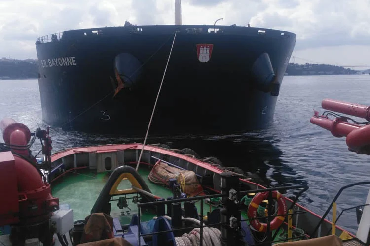 Beykoz Kanlıca önlerinde makine arızası veren 292 metre boyundaki E.R.