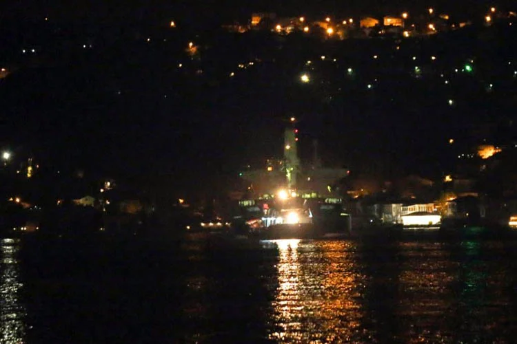 Beykoz açıklarında motor arızası nedeniyle sürüklenen Santorini isimli gemiyi kurtarmak