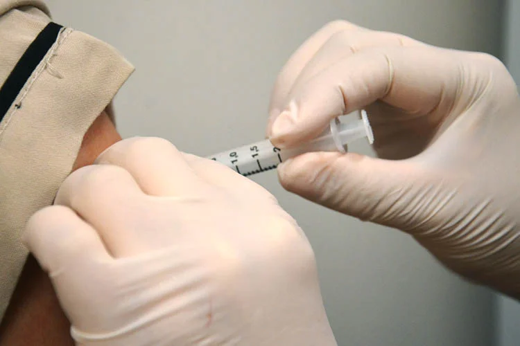 Yeni tip koronavirüs ile mücadelede etkin yöntem olarak kullanılan aşılanma