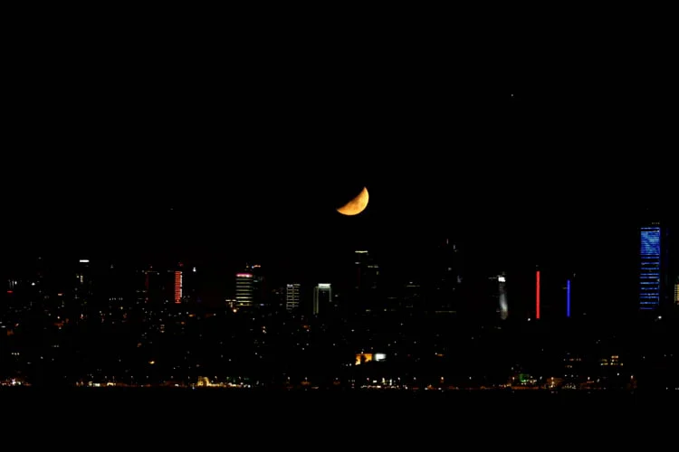 Beykoz'dan akşam saatlerinde görülen ay, vatandaşların seyir zevki yüksek anlar