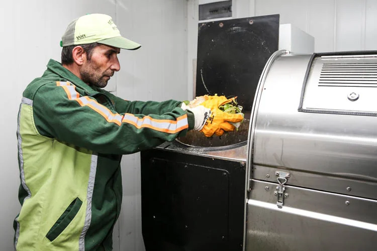 Beykoz Belediyesi’nin yemekhanesinden çıkan organik atıklar düzenli olarak dönüşüme alınarak