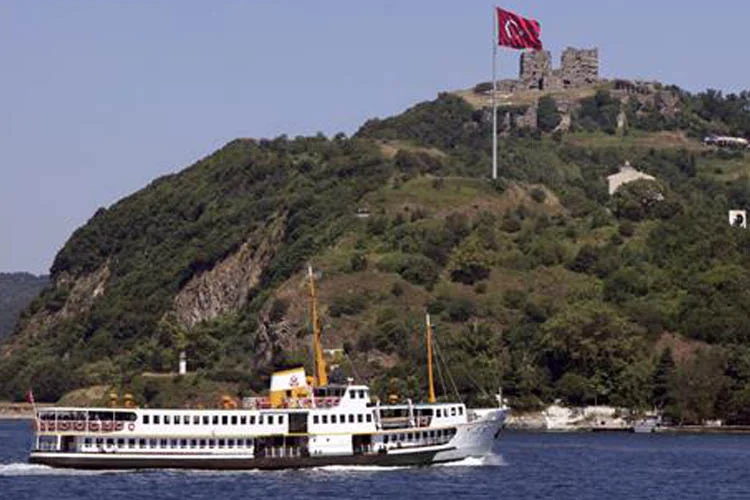 Boğazın iki yakasındaki iskelelere uğrayarak gerçekleştirilen tur her gün, Eminönü’nden