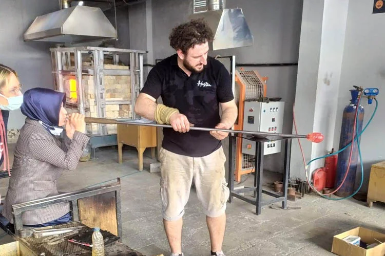 Beykoz Kaymakamı Esengül Korkmaz Çiçekli, Örnekköy'deki Egemen Hestia Cam Atölyesini