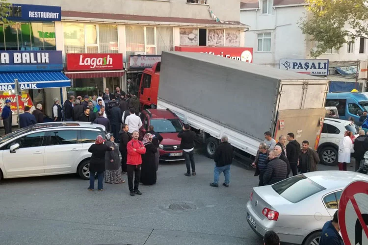 Beykoz Çavuşbaşı Cumhuriyet Caddesi üzerinde bir tır, freninin patlaması üzerine