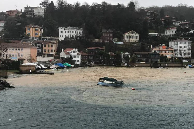 Beykoz'da aralıklarla etkili olan sağanak sonrası Dedeoğlu Deresi'nden denize akan