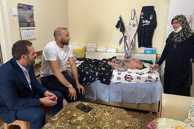 Everton'da forma giyen milli sporcu Cenk Tosun, AK Parti Beykoz