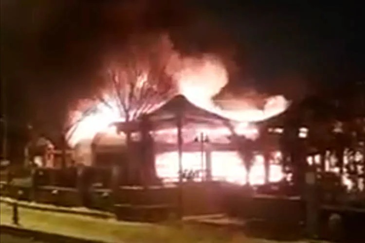 Beykoz Çubuklu'daki bir kafe restoran önceki gece çıkan yangınla alevlere