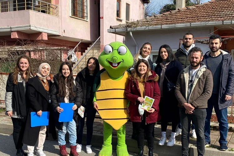 Beykoz'daki üniversite öğrencileri, atıksız bir ilçe hedefiyle sokağa çıkarak farkındalık