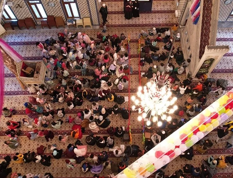 Beykoz Müftülüğü'nün organize ettiği iftarla 700 minik Ortaçeşme Camisi'nde iftar