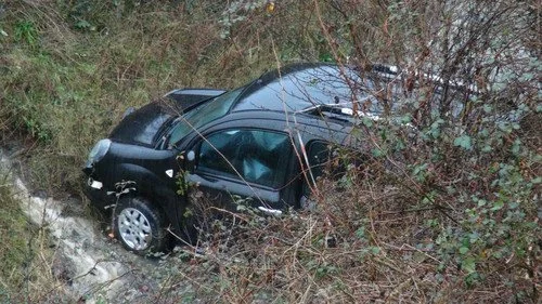Beykoz’da aşırı yağış nedeniyle direksiyon hakimiyetini kaybeden bir sürücü, otomobiliyle