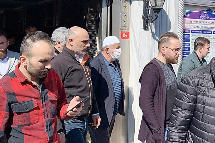 Hükümetin koronavirüs tedbirleri sonrası Cuma namazlarının iptali tartışılırken, Beykoz'da vatandaşların