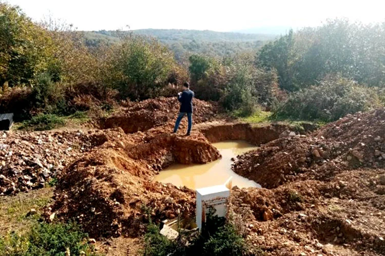 Beykoz'un Anadolukavağı Mahallesi'nde define bulmak için kazı yapan kişilere emniyet