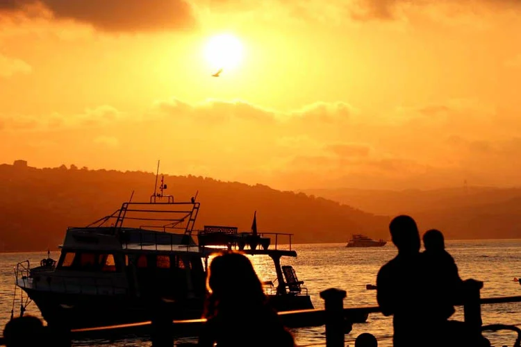 Beykoz'da akşam saatlerinde sahil bandında meydana gelen kızıllık, görsel şölen