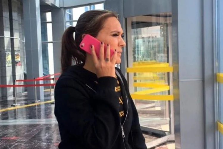 Şarkıcı Demet Akalın, Beykoz'daki evine hacze gelen icra memurundan şikayetini