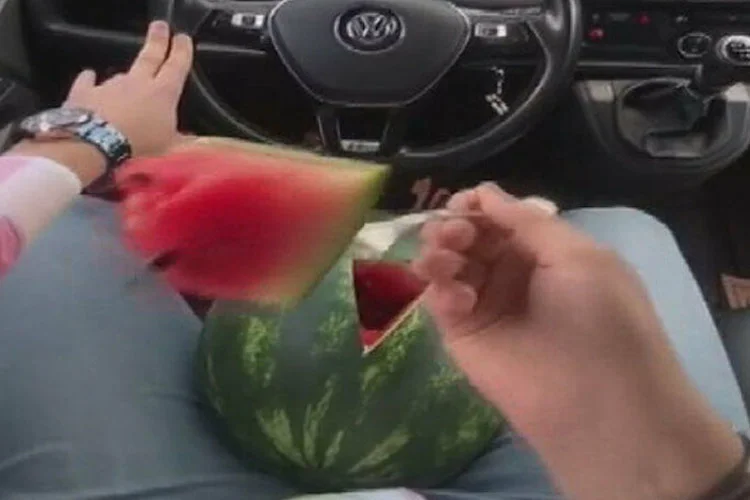 İstanbul Otoyolu'nda kucağında karpuzla sosyal medyaya içerik üretmeye çalıştığı belirtilen