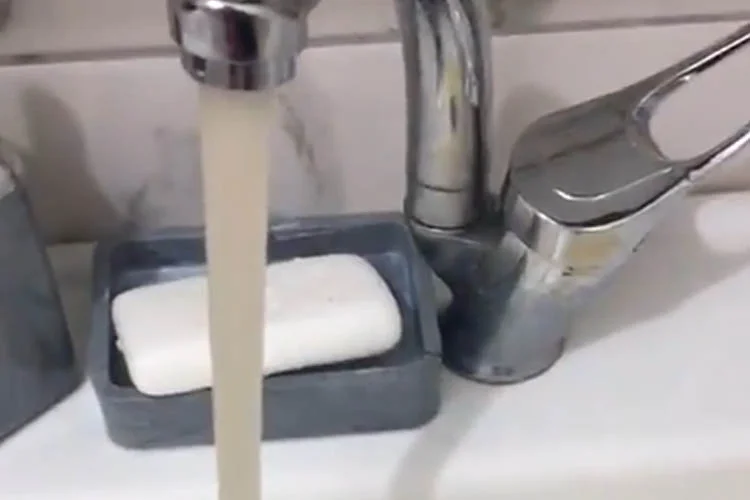 Beykoz'da yaşanan 14 saatlik su kesintisinin ardından musluklardan çamurlu su