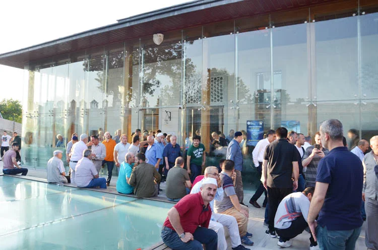 Tüm yurtta olduğu gibi Beykoz'da da Ramazan Bayramı, camilerde kılınan