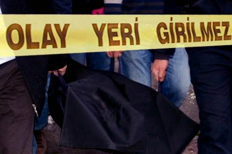 Beykoz Kavacık'ta  sabaha karşı otobüs durağının arkasında bir erkek