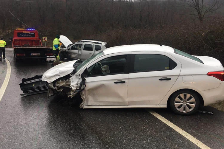 Beykoz Dereseki Mahallesi'nde meydana gelen trafik kazasında iki kişi yaralandı.