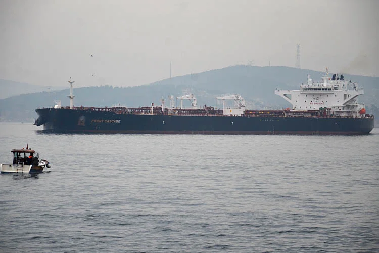 İstanbul Boğazı'ndan 299 metrelik kargo gemisi ile 276 metre uzunluğundaki