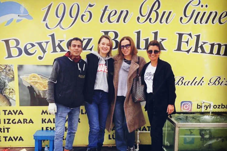 Dizi ve sinema oyuncusu Zuhal Olcay, arkadaşları ile birlikte balık