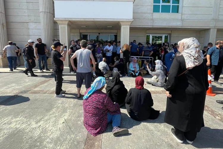 Tokatköy'de kentsel dönüşüm projesinin uygulanmasını istemeyen vatandaşlar Beykoz Belediyesi önünde