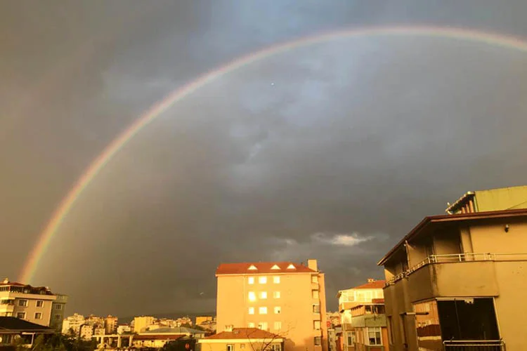 Akşam saatlerinde bölgede etkili olan sağanak yağmurun ardından oluşan gökkuşağı
