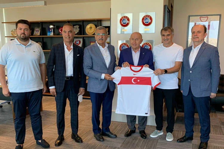Beykoz Belediye Başkanı Murat Aydın, Türkiye Futbol Federasyonu Başkanı Nihat
