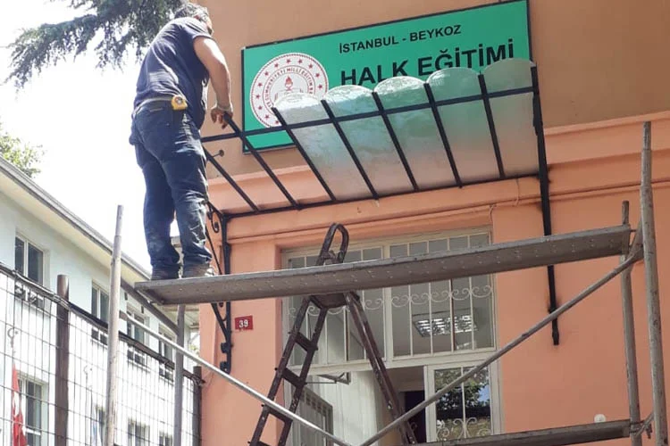 Beykoz Halk Eğitim Merkezinde yenilenme çalışmaları sürerken, pandemiye karşı maske