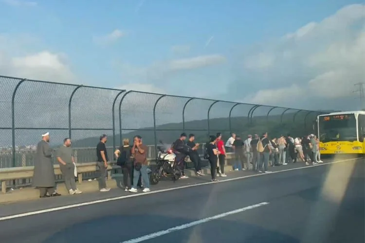 Beykoz'dan Ümraniye'ye yolcu taşıyan 15SD otobüsü sabah saatlerinde otoyolda bozularak