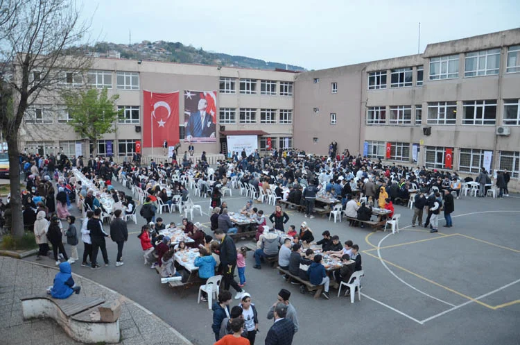 Beykoz Müftülüğü'nce organize edilen gençlik iftarında ilçenin çeşitli mahallelerinden yüzlerce