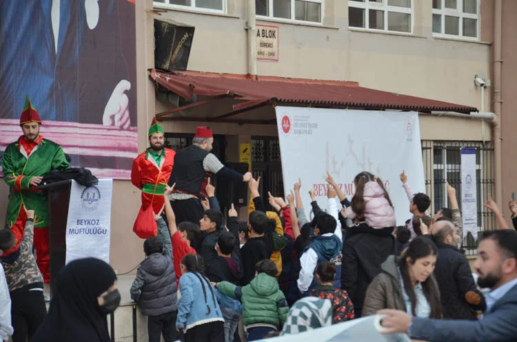 Beykoz'un gençlik iftarına yüzlerce genç katıldı 2