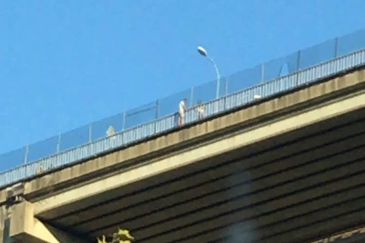 Beykoz'da dün akşam üstü viyadüğe çıkarak intihar etmek isteyen bir