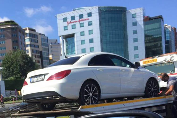 Beykoz'da iki araba kafa kafaya çarpıştı 1 beykozkadinkaza2 JLpMMFpgzb