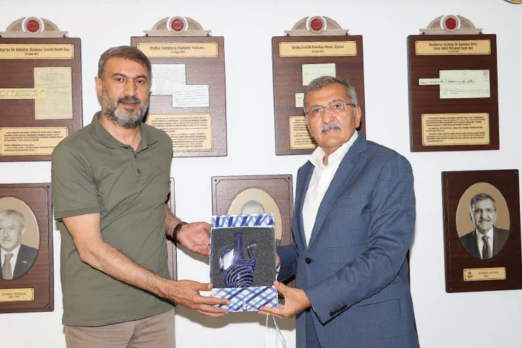 Beykoz Belediyesi, Elazığ'ın Karakoçan Belediyesi'ne otomobil hibe etti. Hibe otomobili