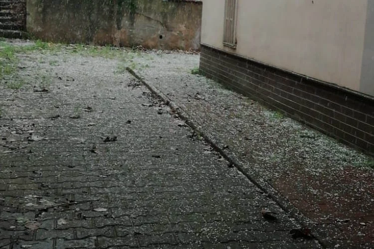 Bir süredir yapılan uyarıların ardından Beykoz'da mevsimin ilk kar yağışı