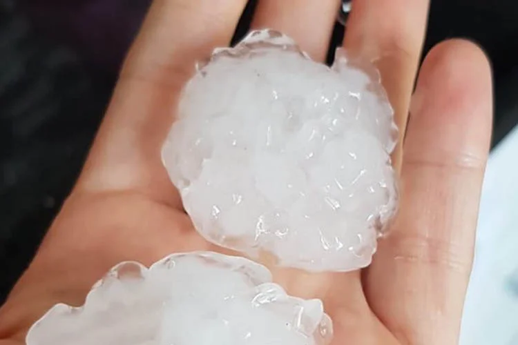 İstanbul ve Beykoz'u öğle saatlerinde etkisi altına alan gök gürültülü