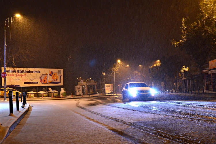 Günler öncesinden Meteoroloji'nin uyarıda bulunduğu ve akşam saatlerinde başlayan kar